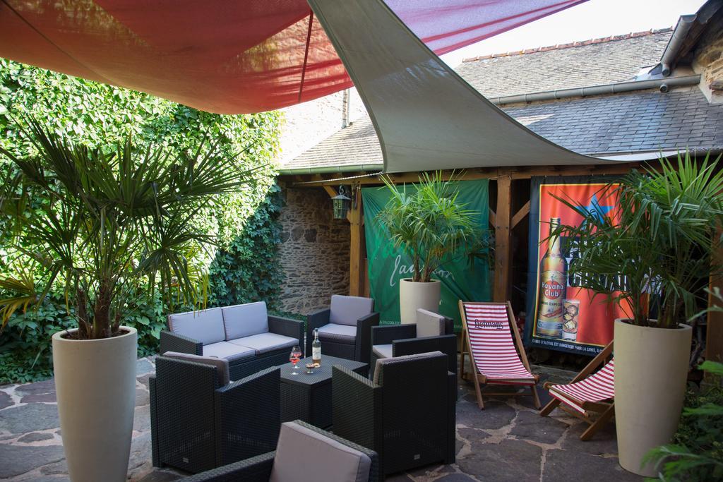 Le Cafe Du Village - Bar A Cocktails & A Ambiance Lohéac Dış mekan fotoğraf